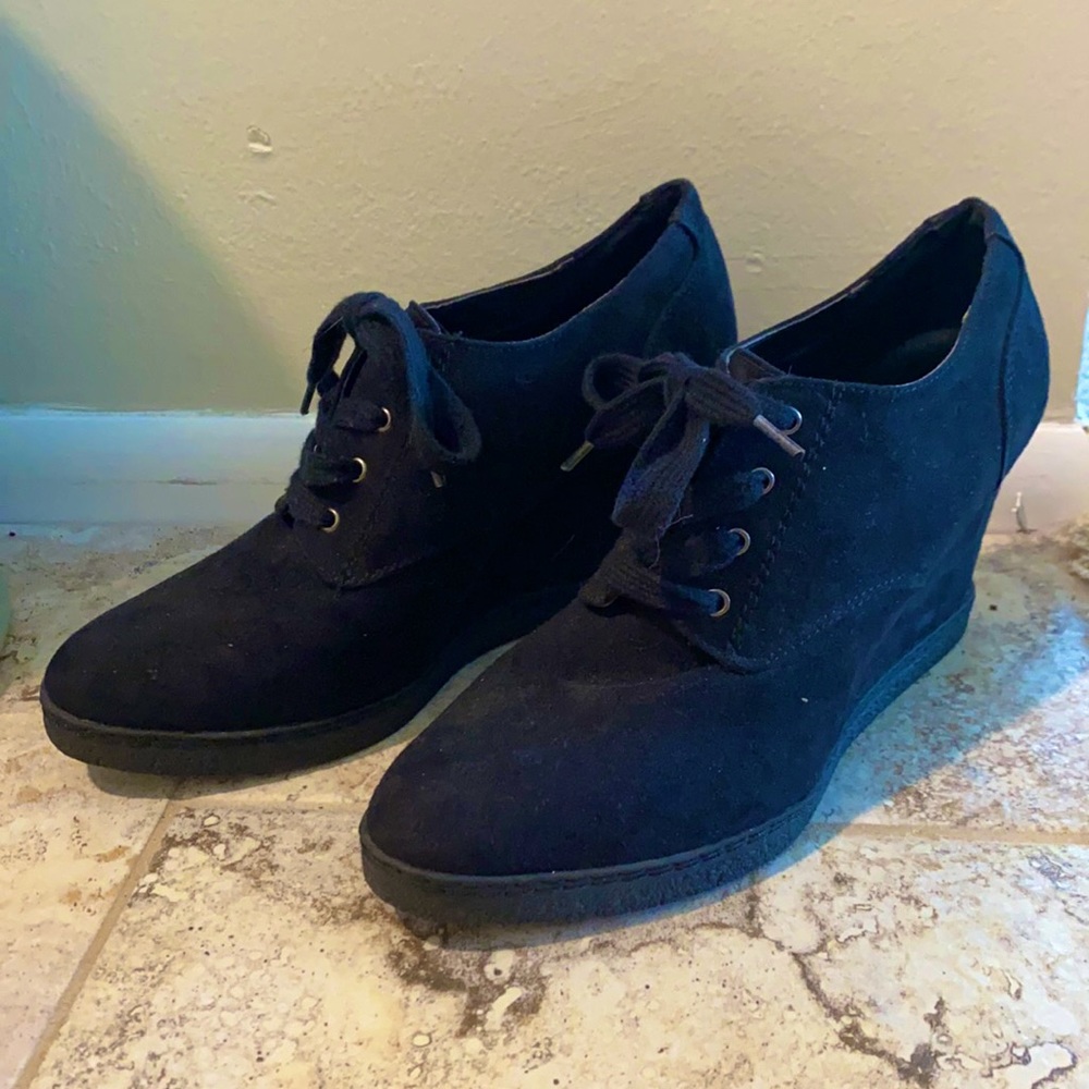 Black wedge suede boots